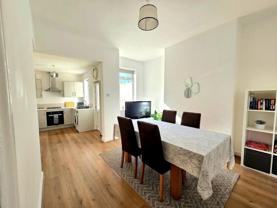 Villa Entire House, Waterloo, Free Street Parking Exterior foto